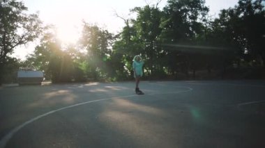 longboard sürme yeşil saçlı kadın