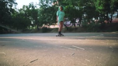 longboard sürme yeşil saçlı kadın