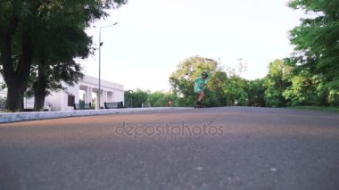 longboard sürme yeşil saçlı kadın