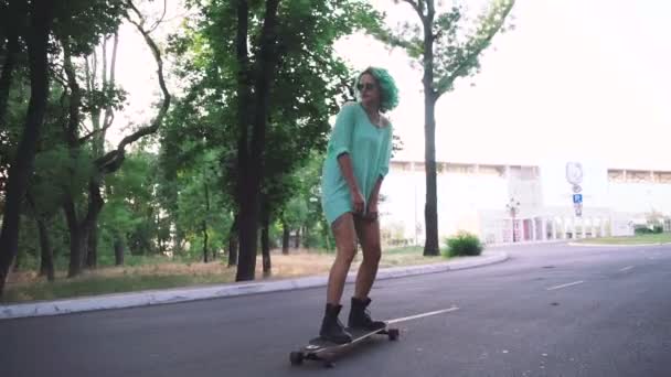 流行に敏感な女性乗ってロングボード — ストック動画