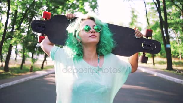 Hipster kvinna med longboard — Stockvideo