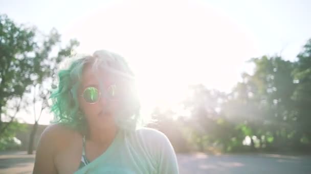 Жінка з зеленим волоссям танцює — стокове відео
