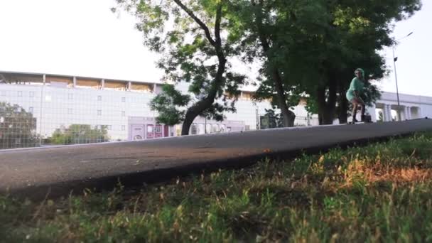 Mujer de moda montando longboard — Vídeos de Stock