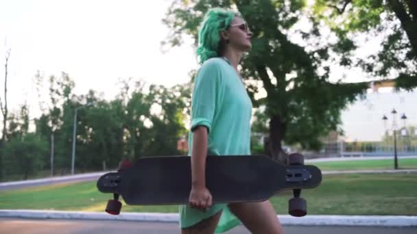 Hipster vrouw met longboard — Stockvideo