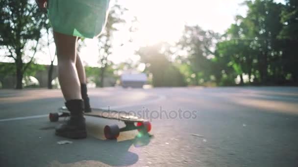 Mode kvinna Rider longboard — Stockvideo