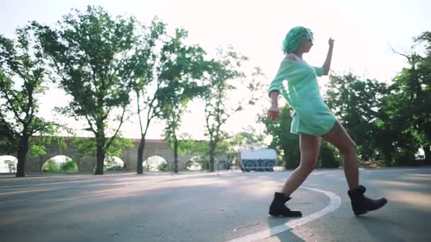 Женщина с зелеными волосами танцует — стоковое видео