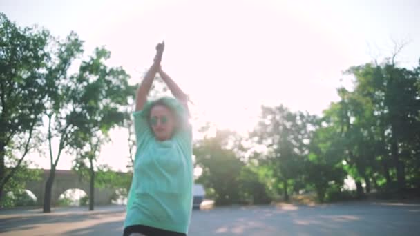 Mujer con pelo verde bailando — Vídeos de Stock