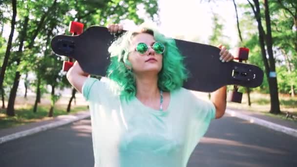 Hipster-Frau mit Longboard — Stockvideo