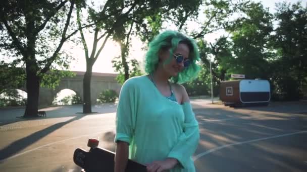 Mulher Hipster com longboard — Vídeo de Stock