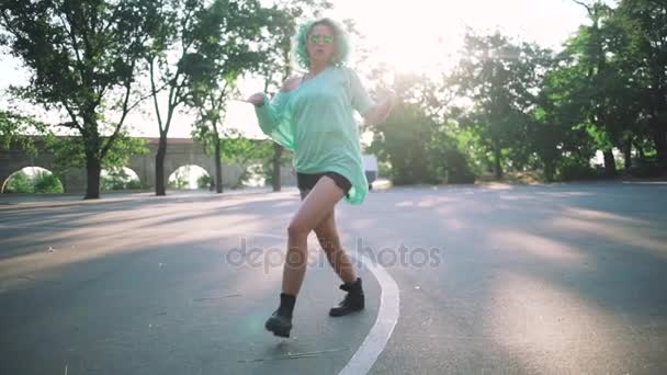 Женщина с зелеными волосами танцует — стоковое видео