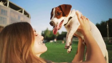 sevimli küçük köpek kadınla