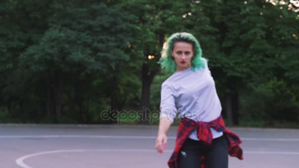 Roller vrouw met groen haar — Stockvideo