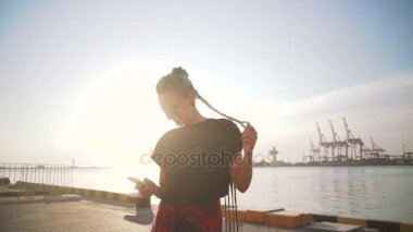 Yeşil saç telefon kullanarak kadın