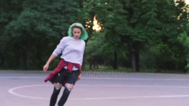 yeşil saçlı silindir kadın