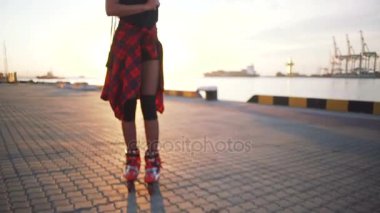 gün batımında silindir kadın