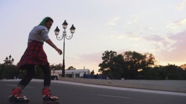 gün batımında silindir kadın