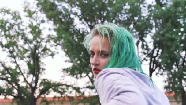 Mulher com cabelo verde dançando — Vídeo de Stock