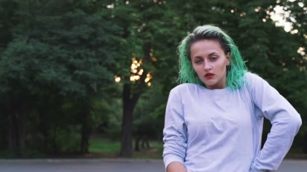 Frau mit grünen Haaren tanzt — Stockvideo