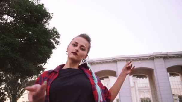 Mujer con pelo verde bailando — Vídeos de Stock