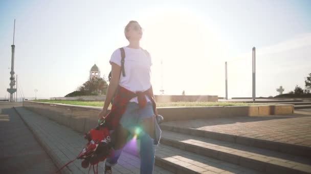 Femme hipster aux cheveux verts — Video