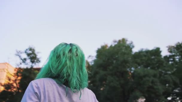 Mujer hipster con cabello verde — Vídeos de Stock