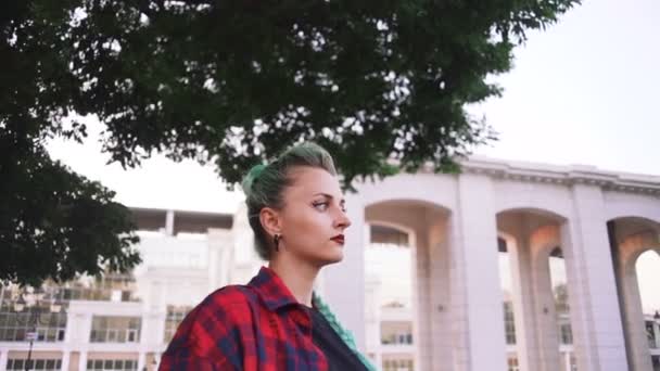 Mulher com cabelo verde dançando — Vídeo de Stock