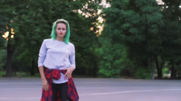 Dans yeşil saçlı kadın — Stok video