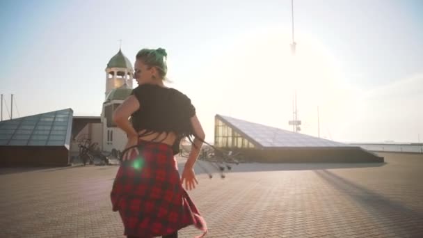 Roller woman dancing at sunset — стоковое видео