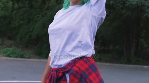 Kobieta z taniec włos zielony — Wideo stockowe