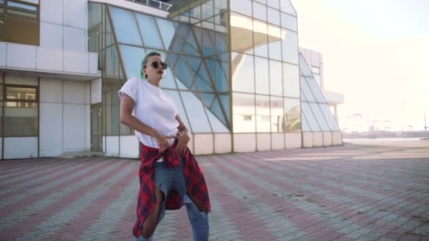 Mujer con pelo verde bailando — Vídeos de Stock