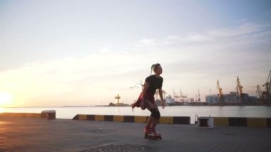 silindir kadın günbatımı üzerinde