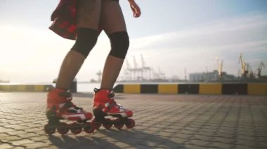 silindir kadın günbatımı üzerinde