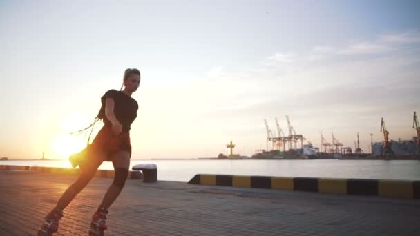 Roller woman at sea coast — Stock Video