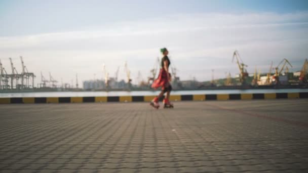 Roller woman on sunset — стоковое видео