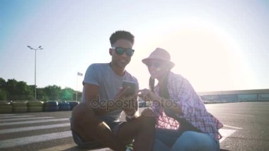 Genç çift fotoğraf çekmek