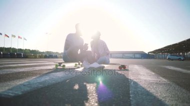 uzun tahta ile genç Çift