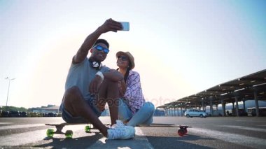 Genç çift fotoğraf çekmek