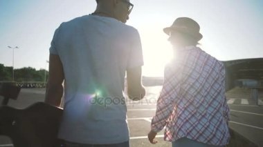 uzun tahta ile genç Çift