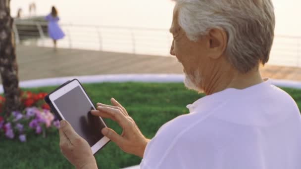 Uomo anziano utilizzando tablet digitale — Video Stock