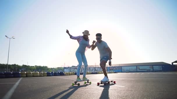 Couple riding long board — Stock Video
