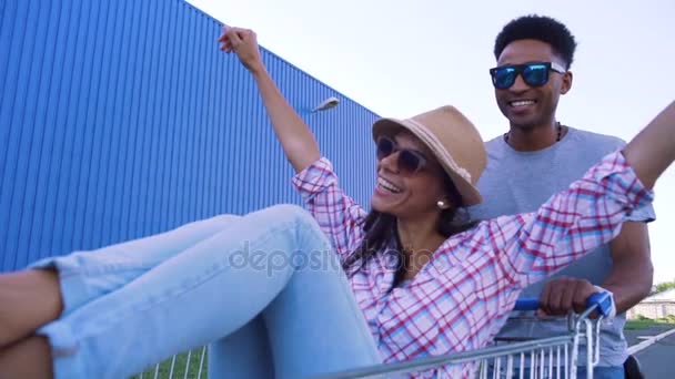 Casal se divertir com carrinho de compras — Vídeo de Stock