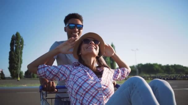 Paar hat Spaß mit Einkaufswagen — Stockvideo