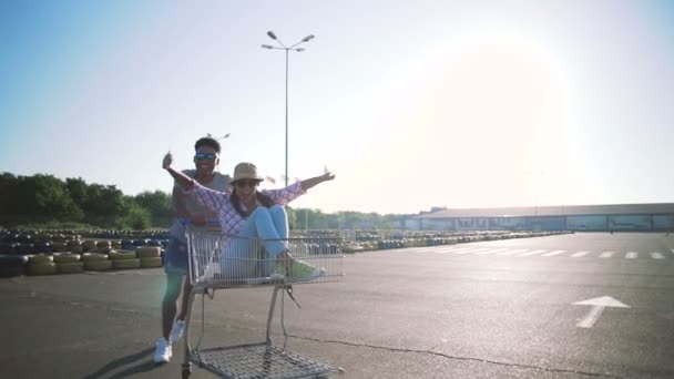 Couple have fun with shopping cart — Stock Video