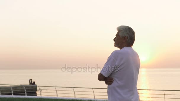 Hombre mayor en la costa del mar — Vídeos de Stock