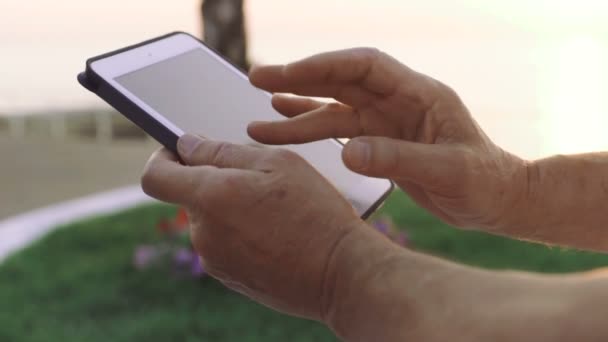 Homem sênior usando tablet digital — Vídeo de Stock