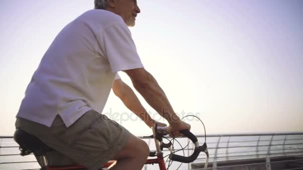 Homem sênior com bicicleta de engrenagem fixa — Vídeo de Stock