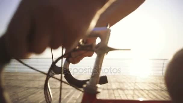 Homem sênior com bicicleta de engrenagem fixa — Vídeo de Stock