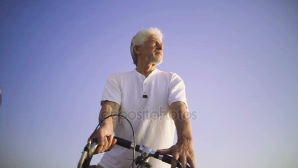 Hombre mayor con bicicleta de engranaje fijo — Vídeos de Stock