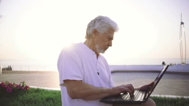 Ανώτερος άντρας που χρησιμοποιεί φορητό υπολογιστή — Αρχείο Βίντεο