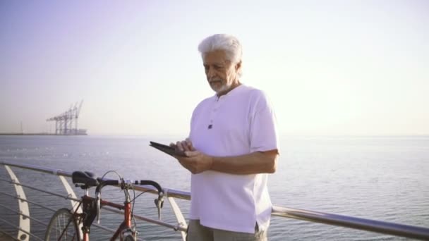 Senior man using digital tablet — Stock Video